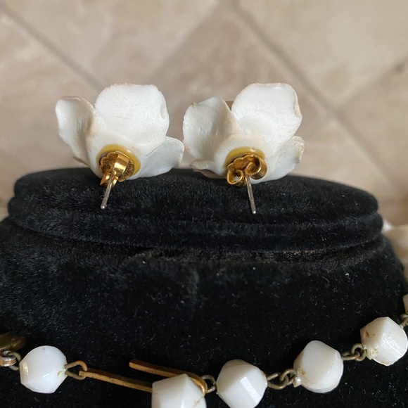 VINTAGE LUCITE ACRYLIC NECKLACE WITH EARRINGS - Picture 10 of 15